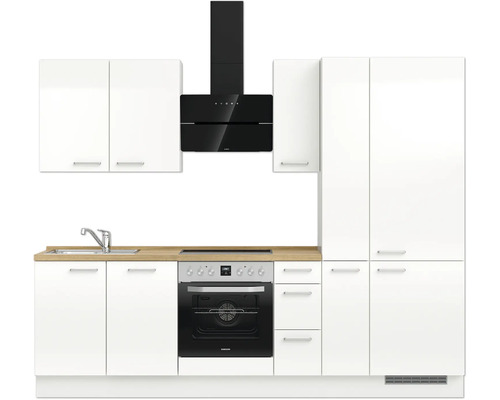 Küchenzeile mit Spüle, Kochfeld, Backofen, Dunstabzugshaube und Schränken