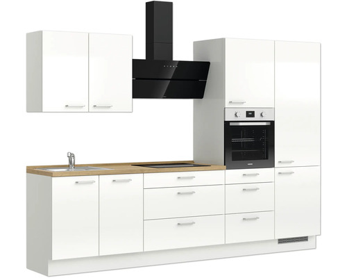 Komplette Küche mit weißen Schränken, Spüle, Kochfeld, Backofen und Dunstabzugshaube