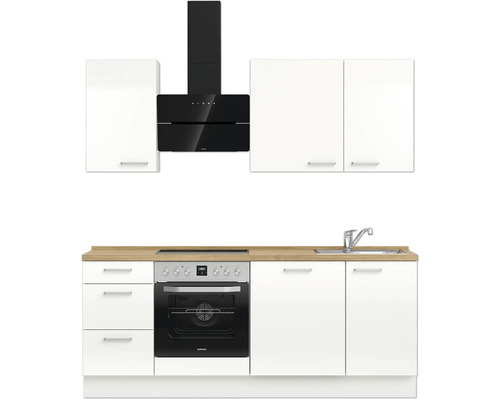 Küchenzeile mit Dunstabzugshaube, Herd und Spüle