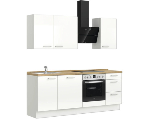 Küchenzeile mit Spüle, Herd, Backofen, Dunstabzugshaube und weißen Schränken