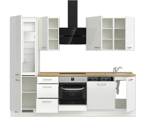 Küchenzeile mit Kühlschrank, Herd, Dunstabzugshaube und Spüle