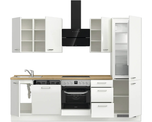 Küchenzeile mit Spüle, Backofen, Dunstabzugshaube und Kühlschrank