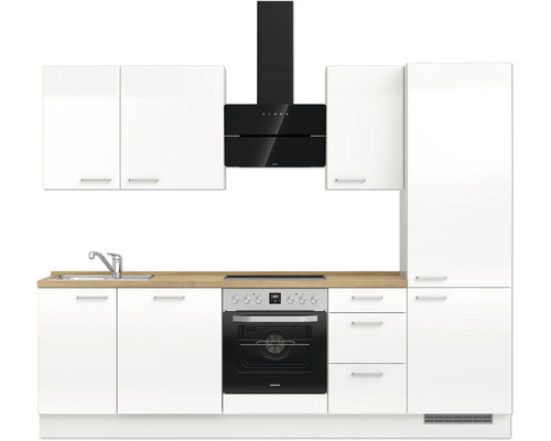 Komplette Küchenzeile mit Spüle, Herd, Dunstabzugshaube und weißen Schränken