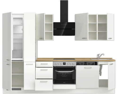 Küchenzeile mit Elektrogeräten und weißen Schränken