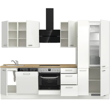 Helle Küchenzeile mit Spüle, Geschirrspüler, Herd, Ofen, Dunstabzugshaube, Hängeschränken, Schubladen und Kühlschrank