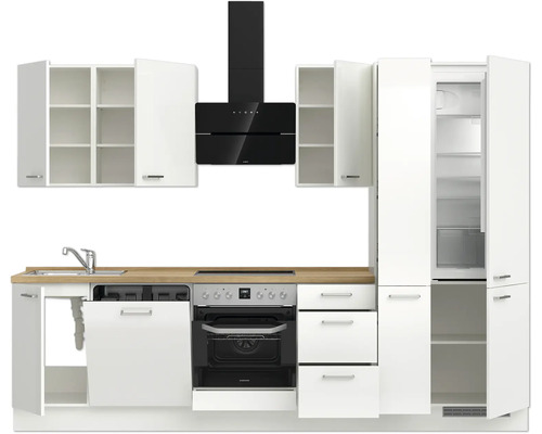 Helle Küchenzeile mit Spüle, Geschirrspüler, Herd, Ofen, Dunstabzugshaube, Hängeschränken, Schubladen und Kühlschrank