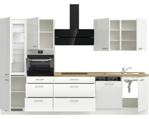 Komplette Küche mit weißen Schränken, Spüle, Geschirrspüler, Herd, Backofen und Dunstabzugshaube