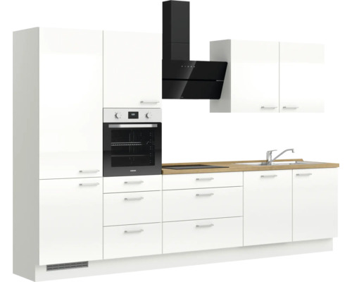 Küchenzeile mit Spüle, Kochfeld, Backofen und Dunstabzugshaube in Weiß