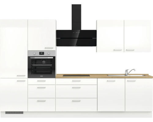 Moderne Küche mit weißen Schränken, Dunstabzugshaube und Spüle