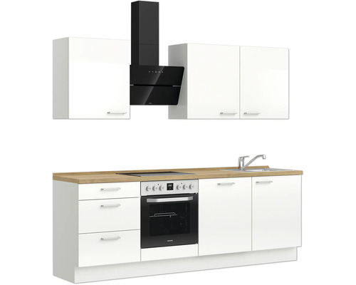 Küchenzeile mit Schränken, Dunstabzugshaube, Spüle und Elektroherd