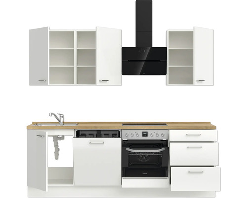 Küchenzeile mit Spüle, Herd, Dunstabzugshaube und Schränken