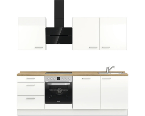 Küchenzeile mit Einbauherd, Dunstabzugshaube, Spüle und weißen Schränken
