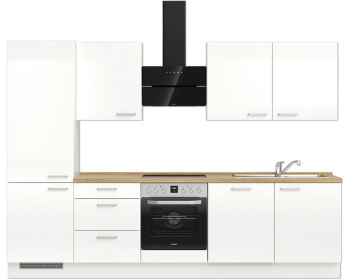 Küchenzeile mit Spüle, Herd, Dunstabzugshaube und Schränken