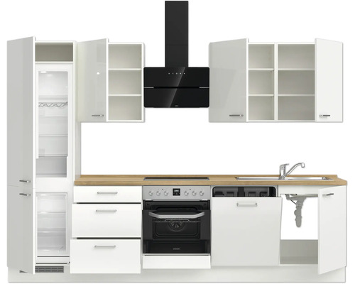 Komplette Einbauküche mit Geräten und Stauraum.