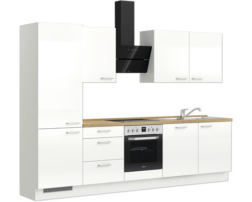Komplette Küchenzeile mit weißen Schränken, Spüle, Herd und Dunstabzugshaube