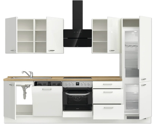 Küchenzeile mit Spüle, Geschirrspüler, Herd, Backofen, Dunstabzugshaube, Kühlschrank und Hängeschränken