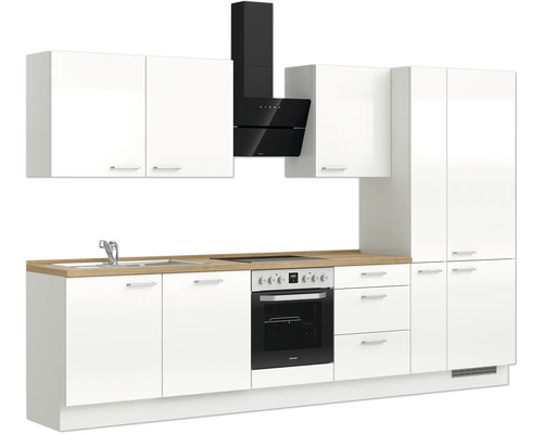 Moderne Einbauküche mit weißen Schränken, Spüle, Herd und schwarzer Dunstabzugshaube