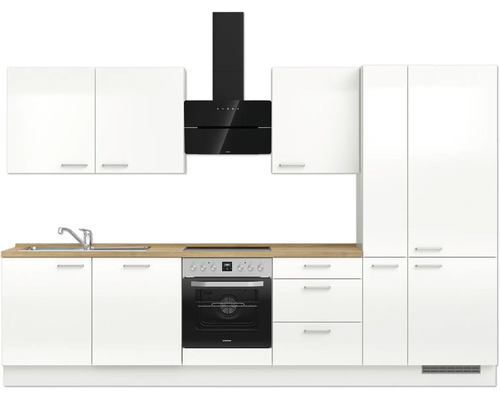 Küchenzeile mit Spüle, Kochfeld, Backofen, Dunstabzugshaube und Schränken