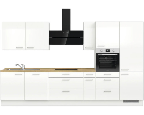 Küchenzeile mit Spüle, Kochfeld, Backofen, Dunstabzugshaube und weißen Schränken