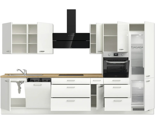 Küchenzeile mit Spüle, Geschirrspüler, Herd, Backofen, Dunstabzugshaube, Kühl-Gefrierkombination und Schränken