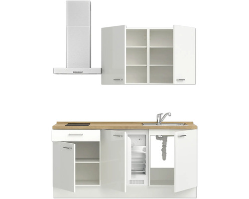 Küchenzeile mit Dunstabzugshaube, Spüle, Kochfeld und Kühlschrank