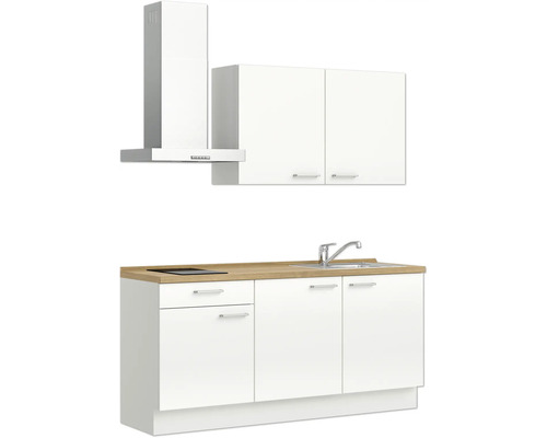 Küchenzeile mit Dunstabzugshaube, Spüle, Kochfeld und Hängeschränken