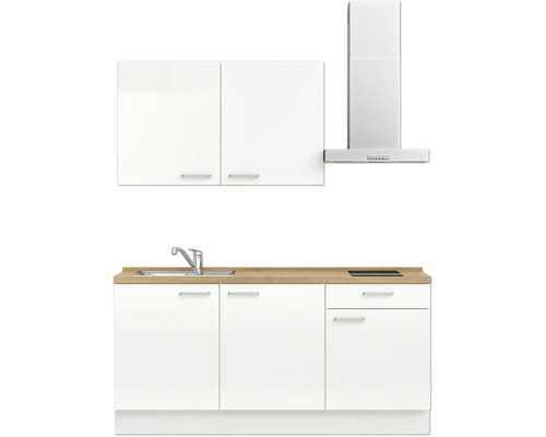 Küchenzeile mit Spüle, Kochfeld und Dunstabzugshaube