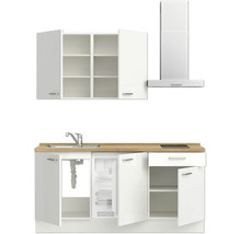 Küchenzeile mit Spüle, Kühlschrank, Hängeschränken und Dunstabzugshaube