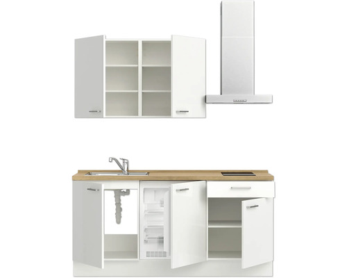 Küchenzeile mit Spüle, Kühlschrank, Hängeschränken und Dunstabzugshaube