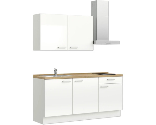 Küchenzeile mit Spüle, Kochfeld, Dunstabzugshaube und Hängeschränken