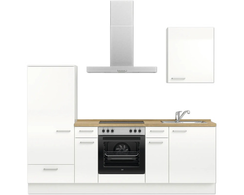 Küchenzeile mit Spüle, Herd, Backofen, Dunstabzugshaube und Schränken