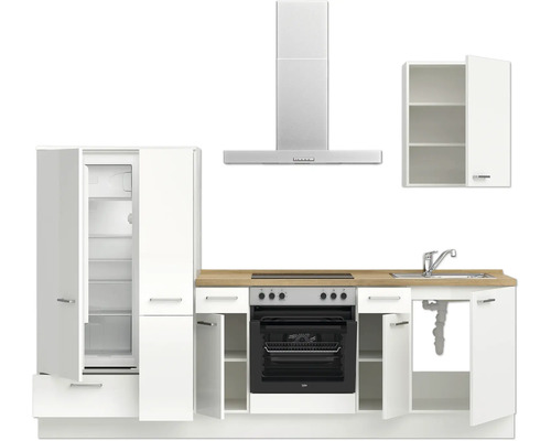 Küchenzeile mit Kühlschrank, Herd, Dunstabzugshaube und Spüle