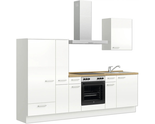 Küchenzeile mit Spüle, Herd, Dunstabzugshaube und Schränken