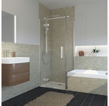 Helles Badezimmer mit Dusche, Waschbeckenunterschrank und Badewanne