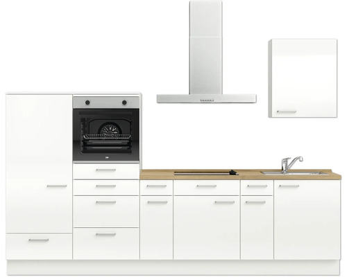 Küchenzeile mit Schränken, Spüle, Dunstabzugshaube und Herd