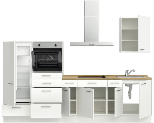 Küchenzeile mit Kühlschrank, Backofen, Dunstabzugshaube, Spüle und Oberschrank