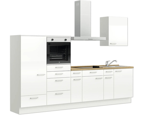 Küchenzeile mit Backofen, Dunstabzugshaube, Spüle und Schränken