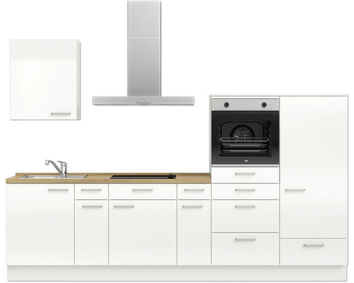 Küchenzeile mit Spüle, Herd, Dunstabzugshaube, Hängeschrank und Backofen