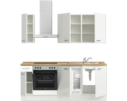 Küchenzeile mit Spüle, Herd, Backofen, Kühlschrank, Dunstabzugshaube und Hängeschränken