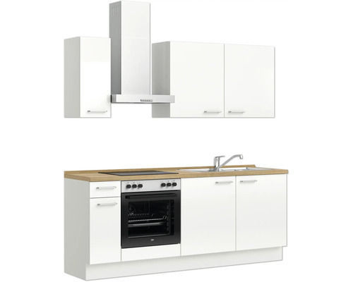 Küchenzeile mit Hängeschränken, Dunstabzugshaube, Herd und Spüle