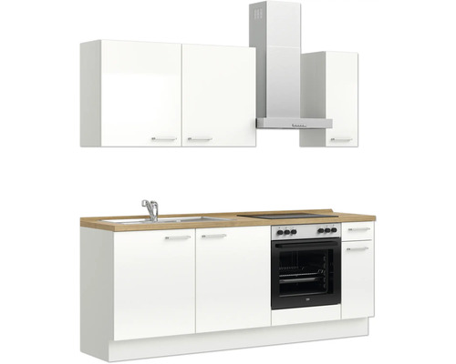 Komplette Küchenzeile mit Spüle, Herd, Backofen, Dunstabzugshaube und Schränken.