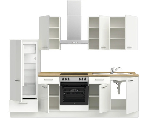 Küchenzeile mit Spüle, Herd, Dunstabzugshaube, Hängeschränken und Kühlschrank