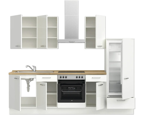 Komplette Küchenzeile mit Spüle, Kochfeld, Backofen, Dunstabzugshaube, Kühl-Gefrierkombination und Oberschränken in heller Ausführung.