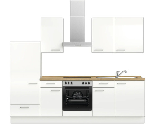 Komplette Küche mit weißen Schränken, Spüle, Herd und Dunstabzugshaube.