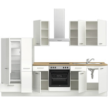 Küchenzeile mit Kühlschrank, Spüle, Herd, Backofen, Dunstabzugshaube und Schränken