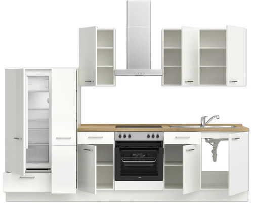 Küchenzeile mit Kühlschrank, Spüle, Herd, Backofen, Dunstabzugshaube und Schränken