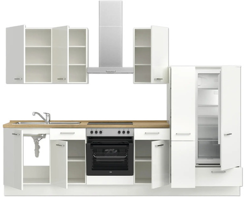 Küchenzeile mit Spüle, Herd, Backofen, Dunstabzugshaube, Hängeschränken und Kühlschrank