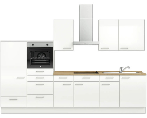 Moderne Küche mit weißen Schränken, Arbeitsplatte in Holzoptik, Dunstabzugshaube und Einbaubackofen.