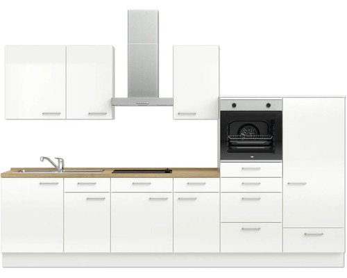 Helle Einbauküche mit Spüle, Kochfeld, Dunstabzugshaube und Backofen