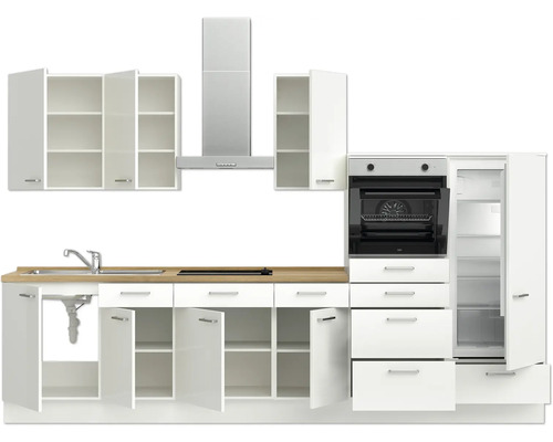 Komplette weiße Küche mit Spüle, Herd, Dunstabzugshaube, Backofen und Kühlschrank